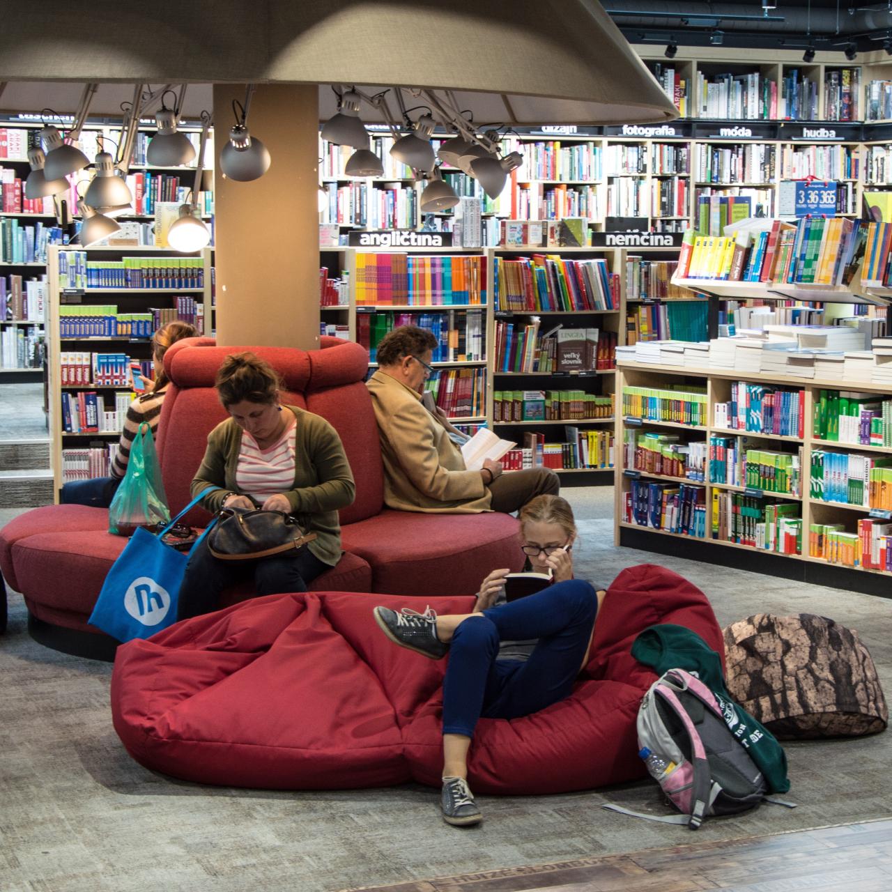 Menschen lesend in einer Bibliothek